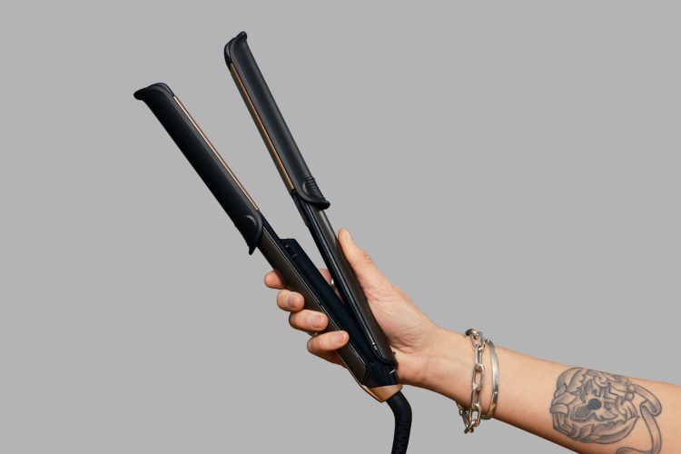 Q423-S6077-Remington-ONE-Ellen-Straightener-Lifestyle-Image-In-Hand-Close-Up